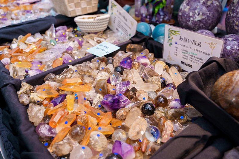 画像: 宝探し感覚で楽しめるのがうれしいですね。シールの色と記号と価格表を見比べて、値段を確認できる独自のシステムになっています