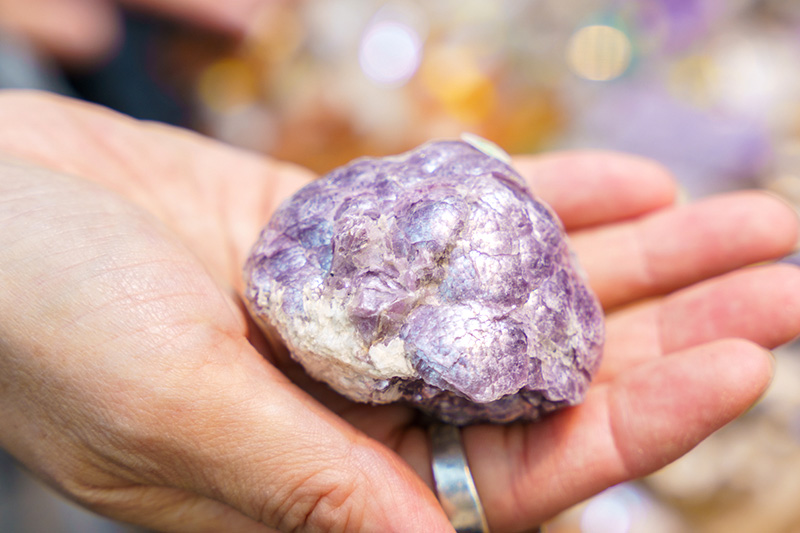 画像: 不思議な輝きを持つ「レピドライト」。これとは別に層状の形もあり、川添は層状派、菅沼はモコモコ派に分かれました