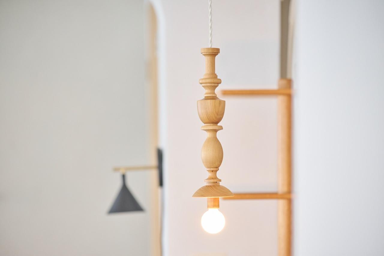 画像: オリジナルで製作された、ロングセラーのペンダントランプ（オンラインショップのみで販売）。ほかにブラックもあり