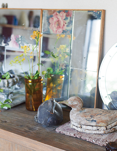 画像: 繊細なアンティークの鏡やデコイなどが並ぶリビングのチェストは、はたきをかけるのではなく、水ぶきのみですっきりさせる