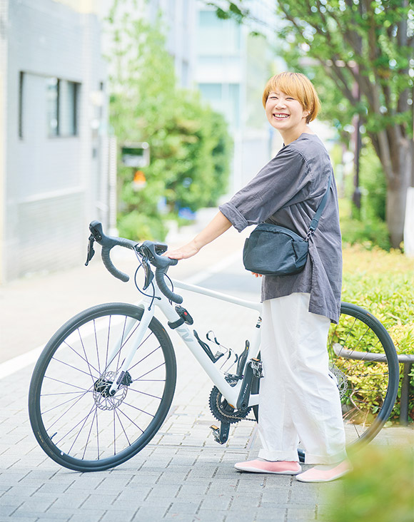 画像: 自転車に乗るようになり、もっぱらパンツ派に。持ち物も最小限