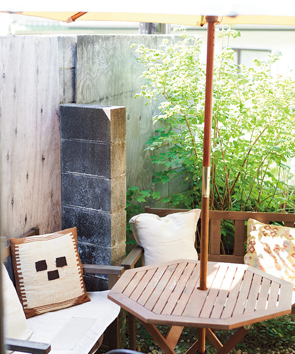 画像: リビングに面した庭は、静かで心休まる空間。ふだんは室内で使っているカバーやクッションを日差しに当てることで、カビやダニ、消臭対策にもなる