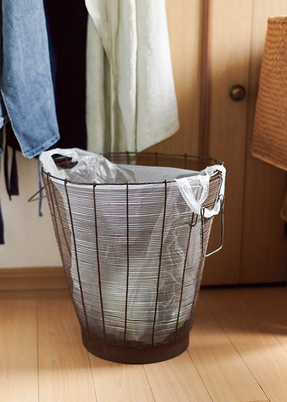 画像: ワイヤー製のごみ箱にポリ袋をセットし、生ごみはここへ。ふたがないことで、常に中身を意識できる