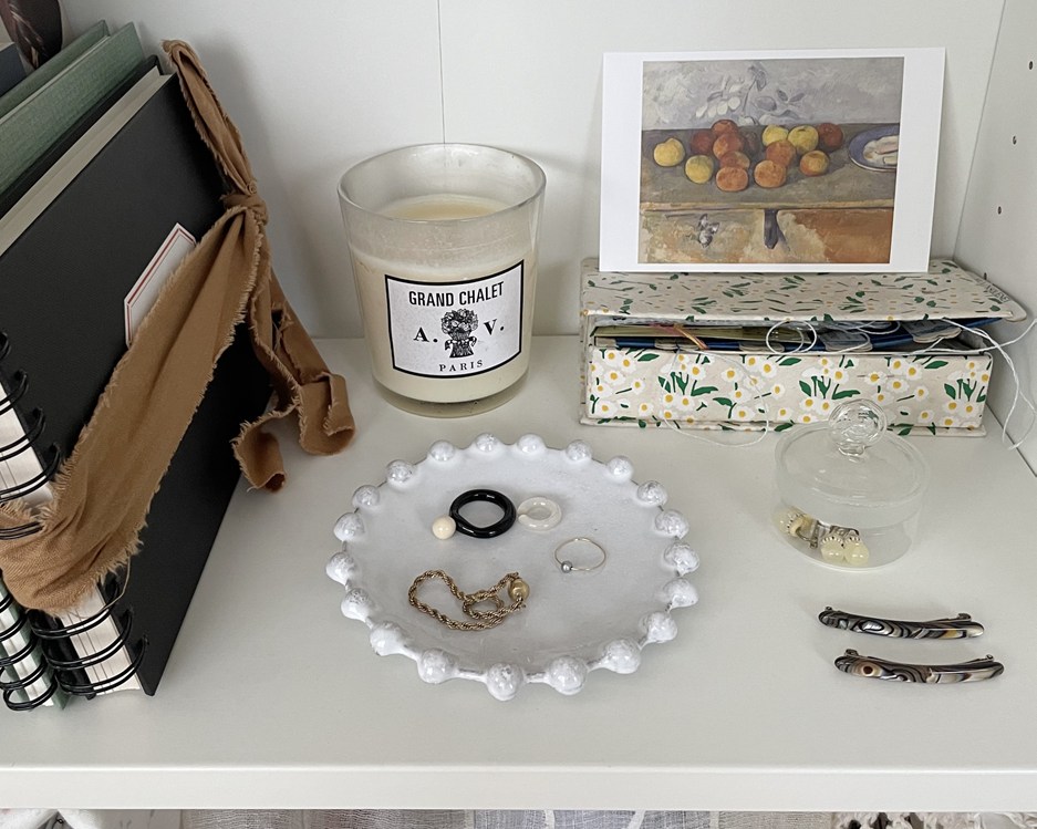 画像: 「アデライド」のソーサーは、丸いツブツブの縁取りがポイント