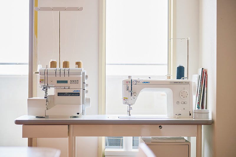 画像: 自信のない腕をカバーしてくれるようにとプロユースのいいミシンを購入