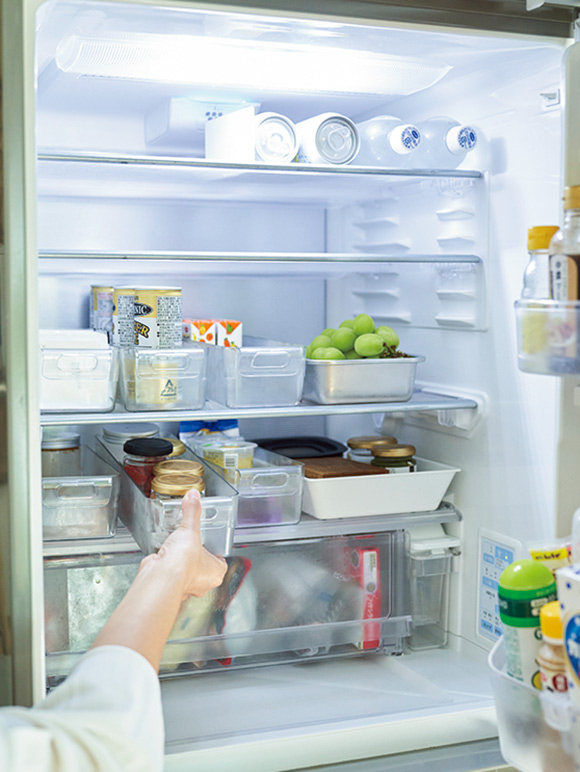 画像: 最近、冷蔵庫のトレーを白色から半透明にアップデート。「中身が見えて使いやすくなりました」