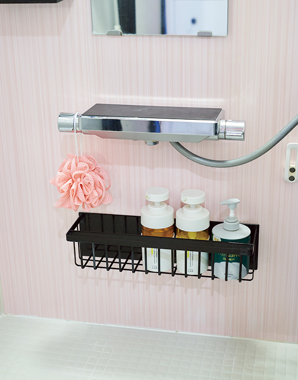 画像: カランの上に設置されていたカウンターは、汚れがたまりやすいと思い外した。その代わりにマグネット式の収納かごを