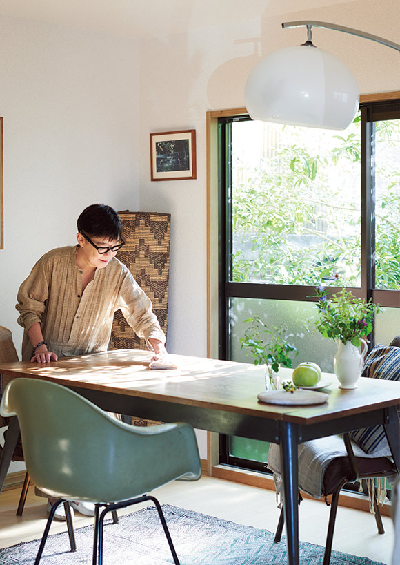 画像: 小千谷縮の着物を仕立て直したワンピースは、張りがあり、軽い掃除で汗をかいても肌にまとわりつかない