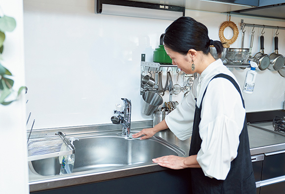 画像: 皿洗いが終わったら、最後にシンクの中と外をスポンジで磨くことをルーティンにしている