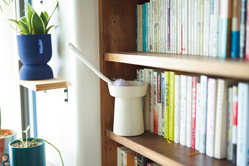 画像: ハンディモップは花びんにさしておけば、インテリアになじむ