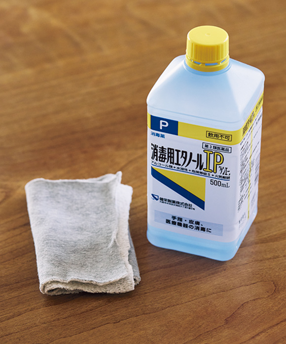 画像: 消毒用エタノールはベタつく台所小物のふきとりや、冷蔵庫内の掃除に