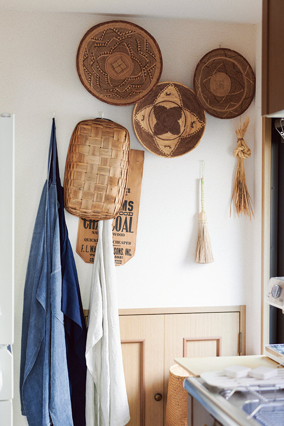 画像: 編み模様が美しいざるは、上3つはアフリカやメキシコ製、左下はフランス製。壁に掛けて愛でつつ、大皿代わりに野菜や果物を盛って、ふだん使いにもおもてなしにも活用