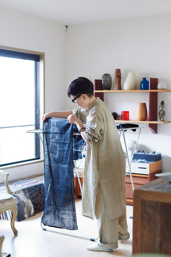 画像: 洗い終えた着物を、ていねいに干していく。経年による色褪せや染みをチェックしながら、これで何をつくろうかと考えるのは至福のひととき