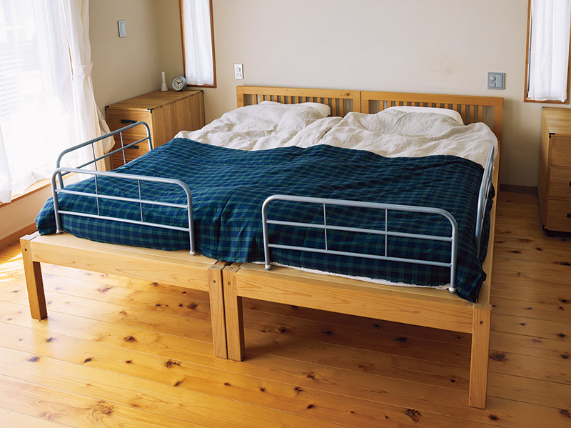 画像: 家具は背の低いチェストのみにした寝室。すっきりした空間は眠ることに集中できるうえに、防災の観点からも安心。「就寝時にものが倒れてくる心配がありません」