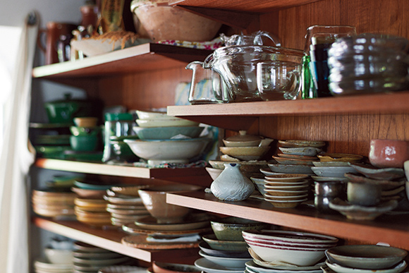 画像: 1950年頃の英国製ウォールシェルフを食器棚に。よく使う器を収納し、循環させている