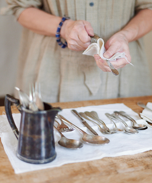 画像: 来客前、献立に合わせて人数分のカトラリーを用意し、準備の合間に磨いておく