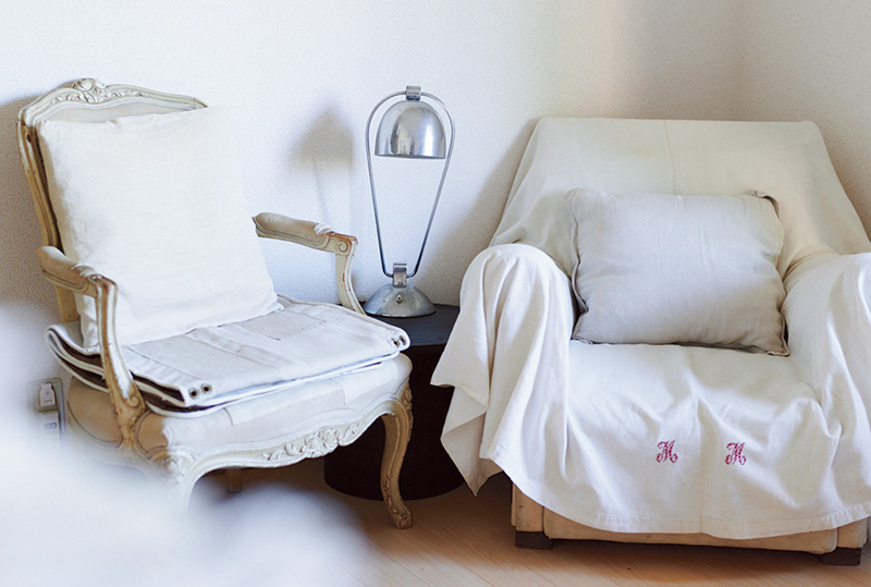 画像: クッションやカバーなどのファブリック類も、アンティークのものが多い