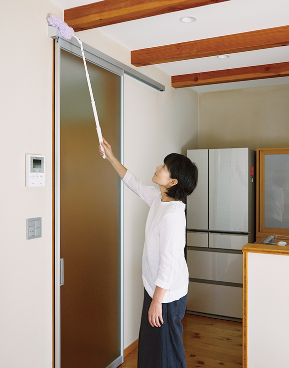 画像: 最長100cmまで伸びて、手の届きにくいところも簡単に掃除できる。「脚立を出す手間が省けて楽」