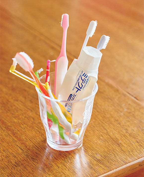 画像: これが金子さんの歯磨きセット。時間がかかるので、リビングのソファに腰をおろしてていねいに