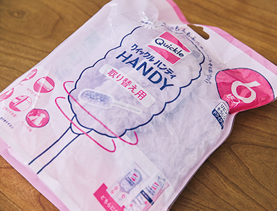 画像: ブラシ部は取り換え可能。吸着繊維が、ほこりを逃さずキャッチしてくれる