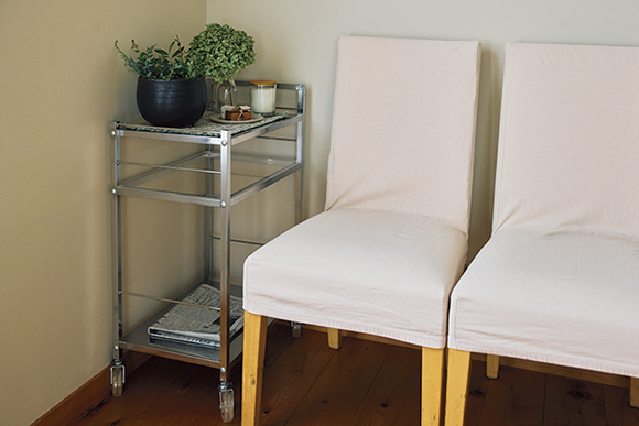 画像: リビングにあるワゴン。下段は新聞置き場。上段には市報など。重要な紙類はここに置かない