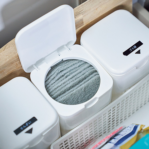 画像: ふた付き容器に入れ替えて、シンク下の引き出しにストック