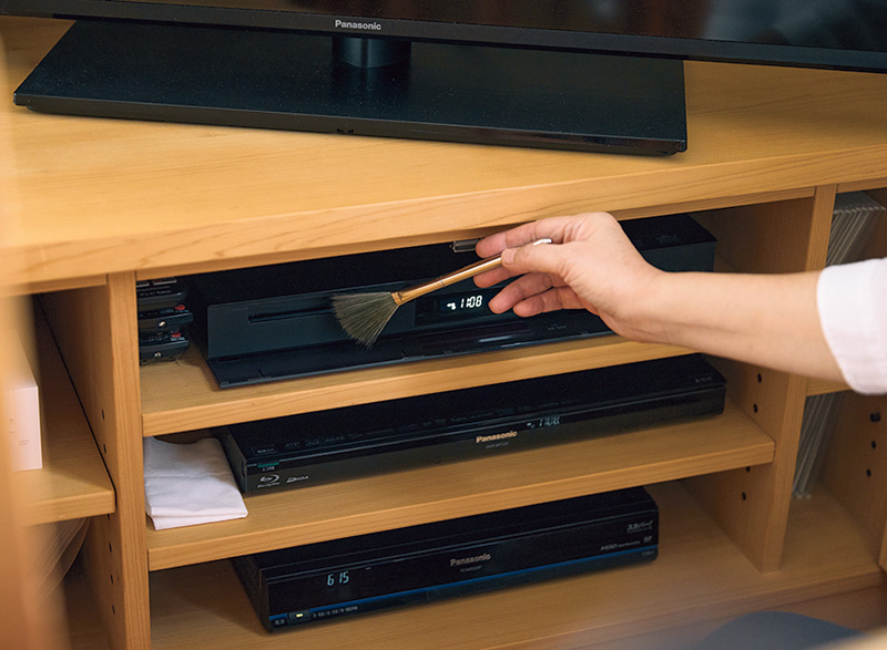 画像: テレビのそばにはミニブラシも一緒に置いてある。溝にたまったほこりも気づいたときにサッと払える