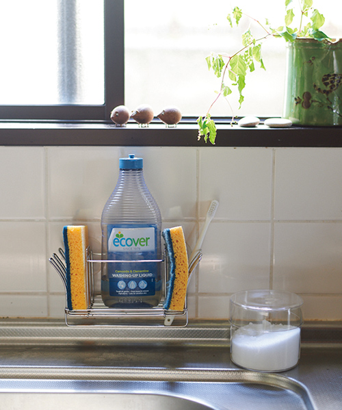 画像: 掃除に使うクエン酸は常に出しておく。食器洗剤とスポンジも手に取りやすく