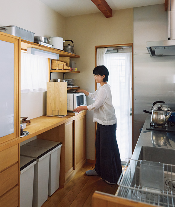 画像: オープン棚には使用頻度の高い道具を置いているので、汚れは蓄積せず。それでも定期的にふいている