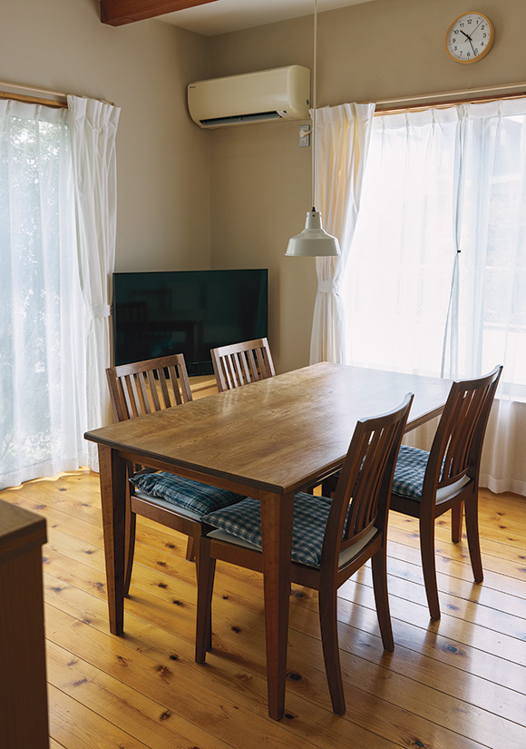 画像: 日中長い時間を過ごすリビングは青木さんの家の「聖域」。ついものを置いてしまうような棚はほこり予防で最小限に