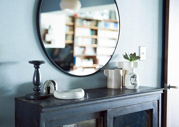 画像: リビングの棚は、掃除を気にせず好きなものを飾る。壁の色は部屋ごとに変えて、さまざまなテイストを楽しんでいる