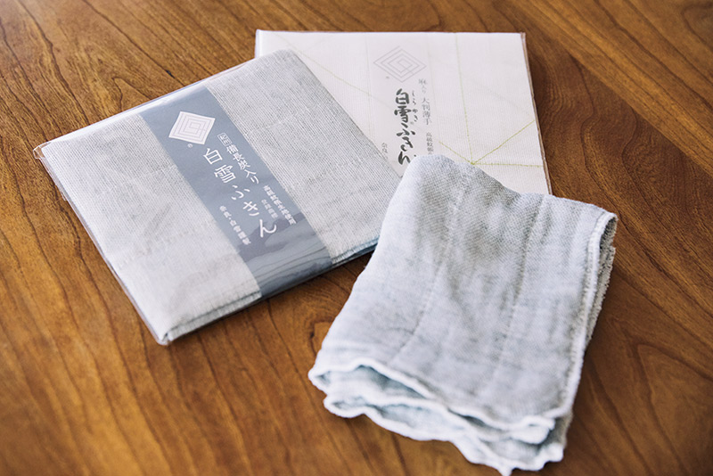 画像: 吸水性に優れた蚊帳生地を重ねているので、水分をしっかり吸いとってくれる。「とても丈夫で、くたびれにくいので、長年使っています」