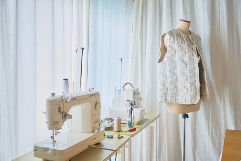 画像: この日は、布とワタを縫い合わせてダウンベストを製作