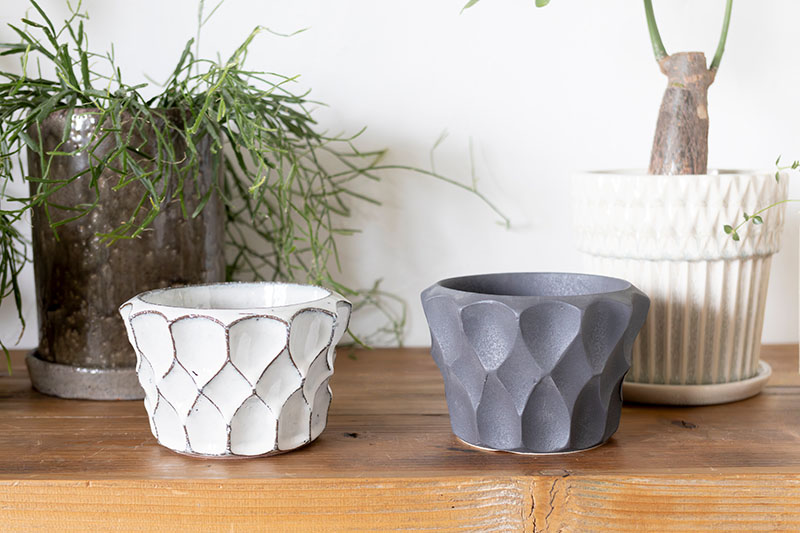 画像: 同じ形でも、釉薬の色や仕上げでまったく違う印象に。焼きものの深い味わいを感じさせます