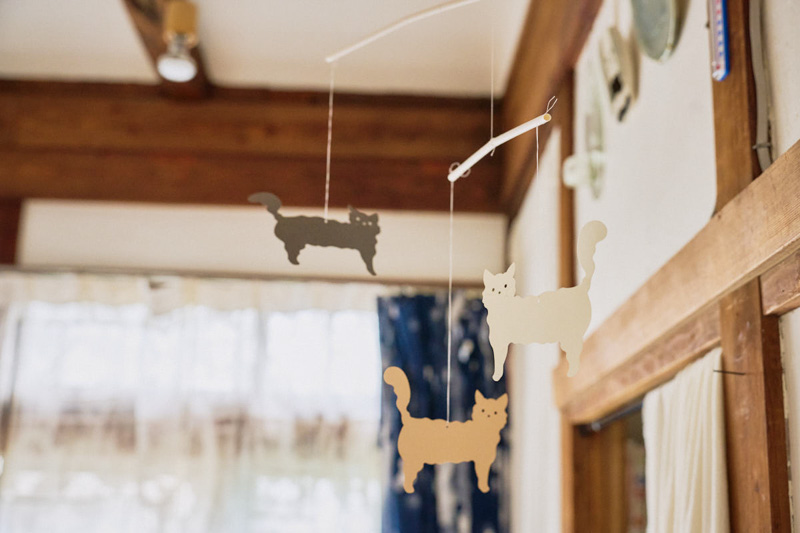 画像: イラストレーターとして、テキスタイル以外のプロダクトのデザインも手がける。愛らしい猫モチーフのモビールも井上さんの作品