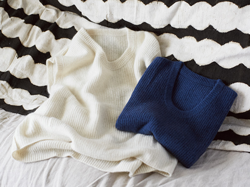 画像: ベストは3色展開。カーディガンもある。ヤクのなめらかな手触りが心地よい