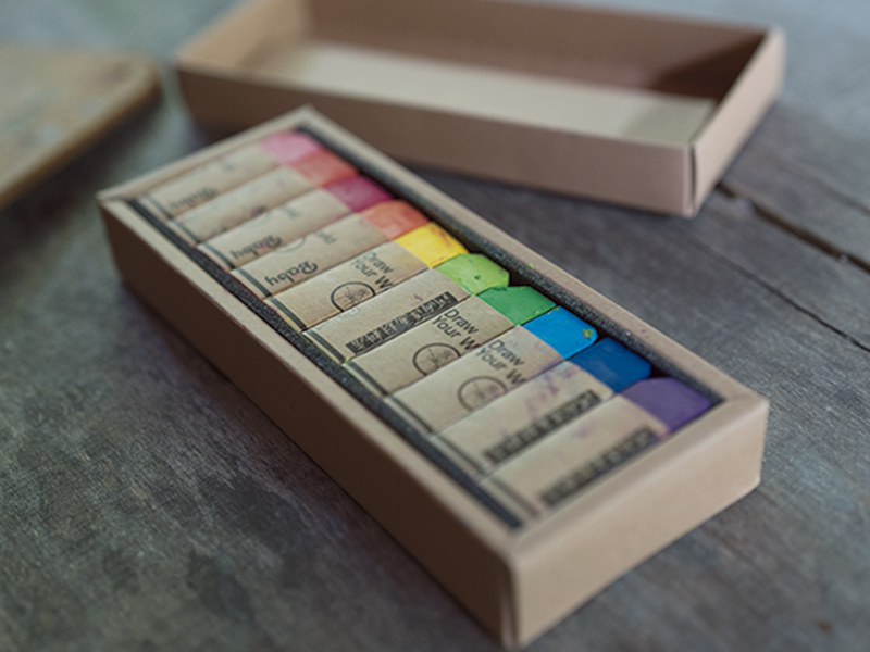画像: 手づくりのパステル。「なめらかな描き心地にいやされます」