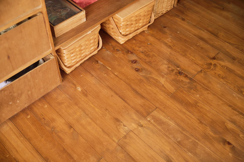 画像: 近隣の住民や友人の手を借りながら、自身でも壁を漆喰でぬったり、床の塗装にもチャレンジ