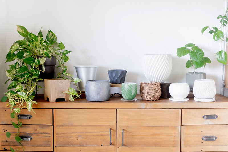 画像: 陶器や木、ブリキ、ファイバーなど、植木鉢の素材はさまざま。質感の違いが、暮らしの印象を豊かにしてくれます