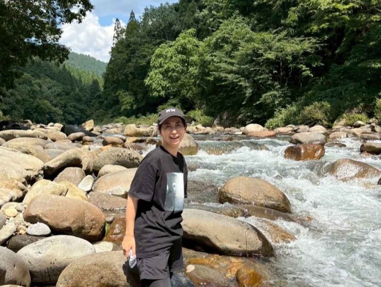 画像: 料理家・真藤舞衣子さんの夏休み。福井の清流で出合った「幻の魚」と、自然の恵みを持ち寄った“普通じゃない”贅沢すぎるバーベキュー - 天然生活web