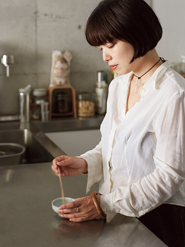 画像: 「野菜だし糀 玉ねぎ」は、お湯で溶くだけでスープになる深い味わい