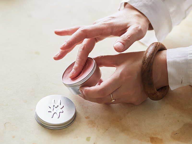 画像: 美しいピンク色とみずみずしい香りは自然由来100%。顔にも体にも使えてしっとり