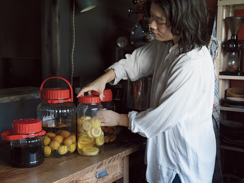 画像: びんに沈む柑橘の色彩も冬の彩りに。「飲まない日でも、見ているだけで元気をもらえます」