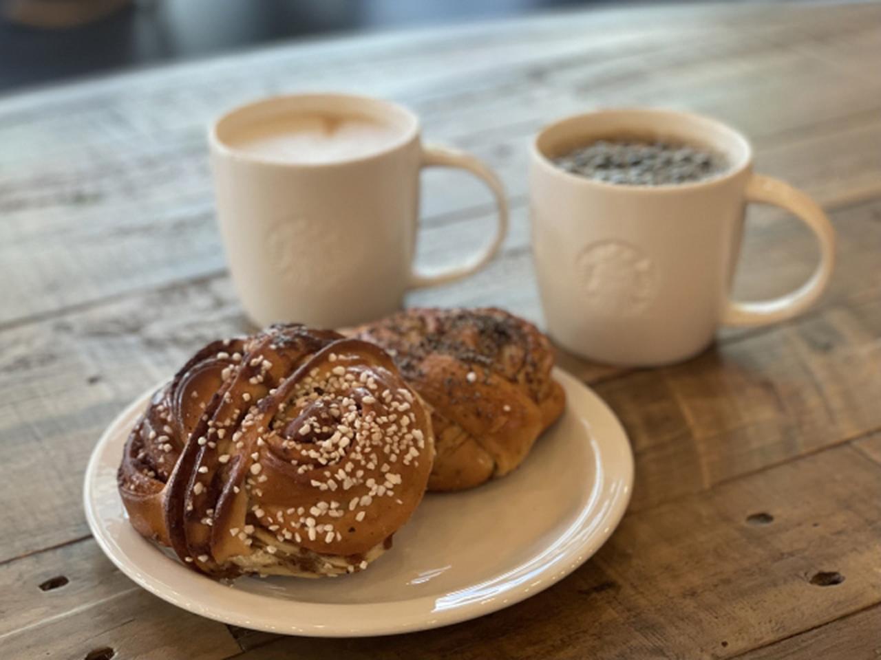 画像: 仕事前の「早朝女子会」でモヤモヤを整える。おひとりさまが神社に集合！森林浴＆おしゃべり。忙しいのに“豊かな人”のずるい習慣／作家・有川真由美さん - 天然生活web