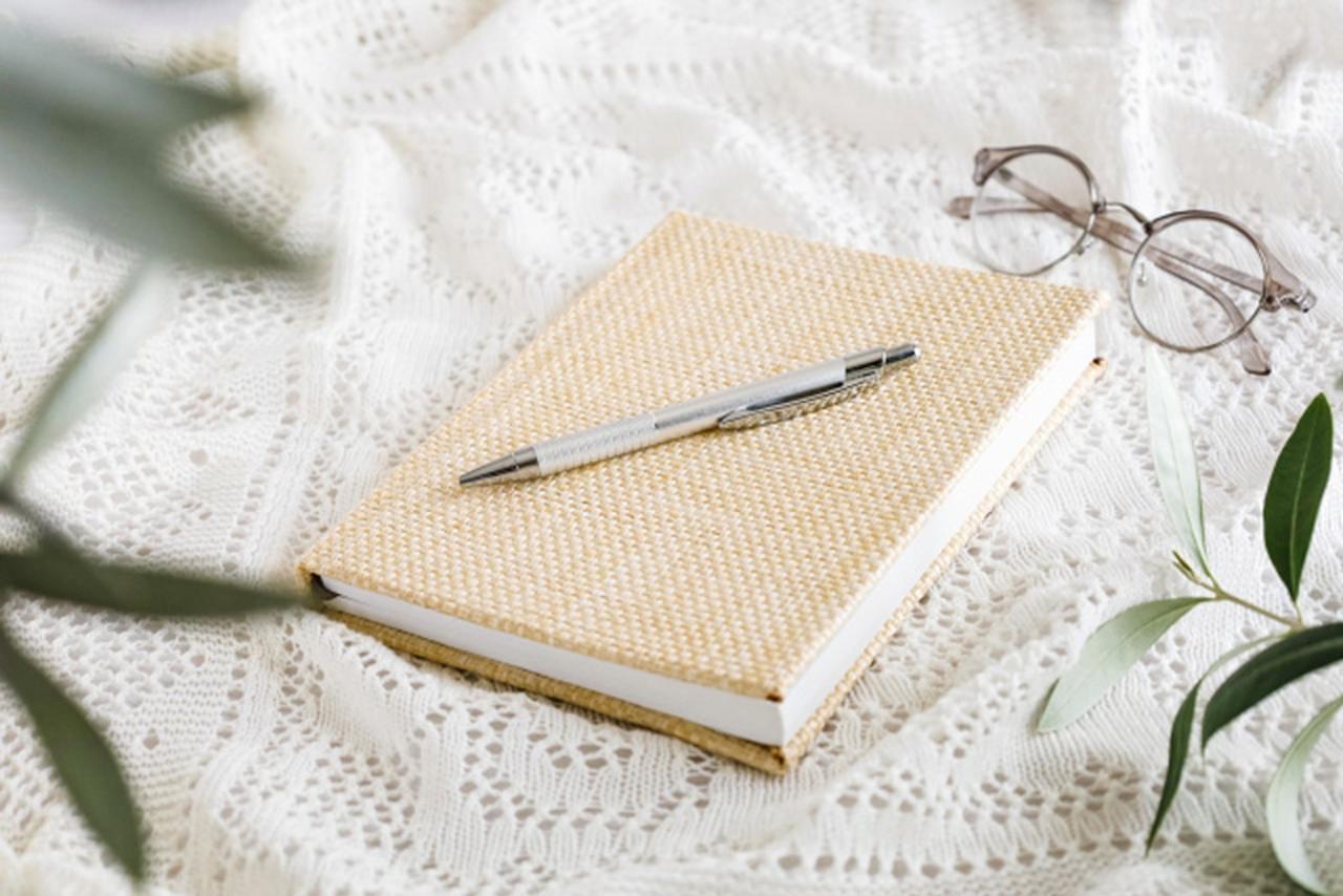 画像: ノートひとつで1日10分「ひとり会議」のすすめ。頭に浮かぶことをすらすら書き出す“書く瞑想”忙しいのに豊かな人のずるい習慣/作家・有川真由美さん - 天然生活web