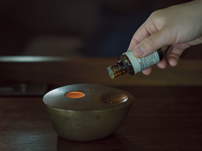 画像: 定番のオイルは「イソップ」のベアトリス オイルバーナーブレンド。「心が落ち着く香りです」