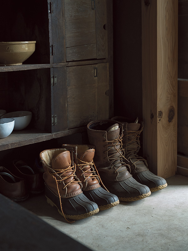 画像: 夫の大地さんもビーン・ブーツを長年愛用。「畑や薪づくりなどのよき相棒です」
