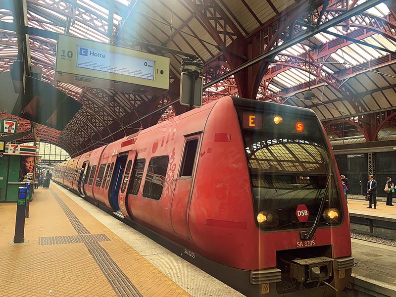 画像: 特急列車が通る橋