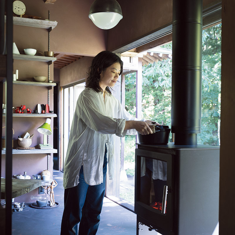 画像: 薪ストーブはデンマーク「ヒタ」社の「アンビション」。「むだのないデザインと、窓が大きく火がよく見えるところが気に入っています」