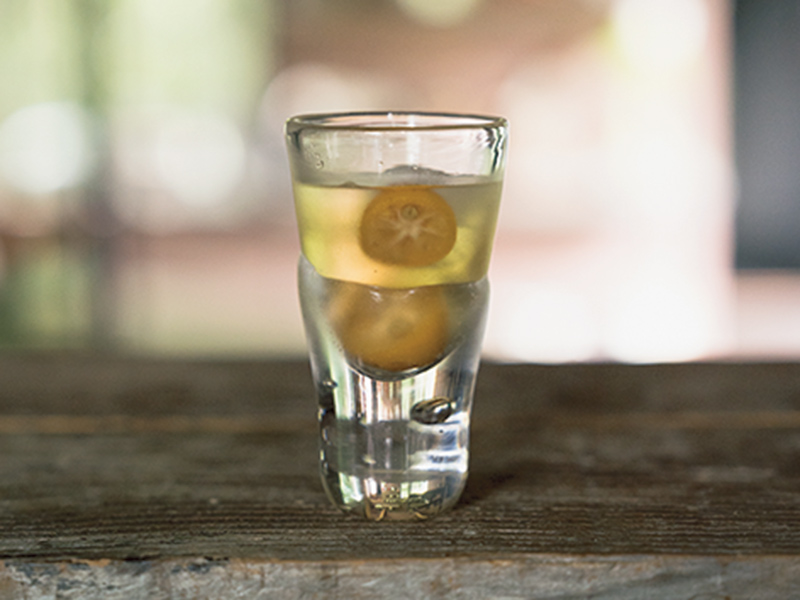 画像: きんかんの果実酒を、ガラス作家・長野史子さんのグラスに注いで